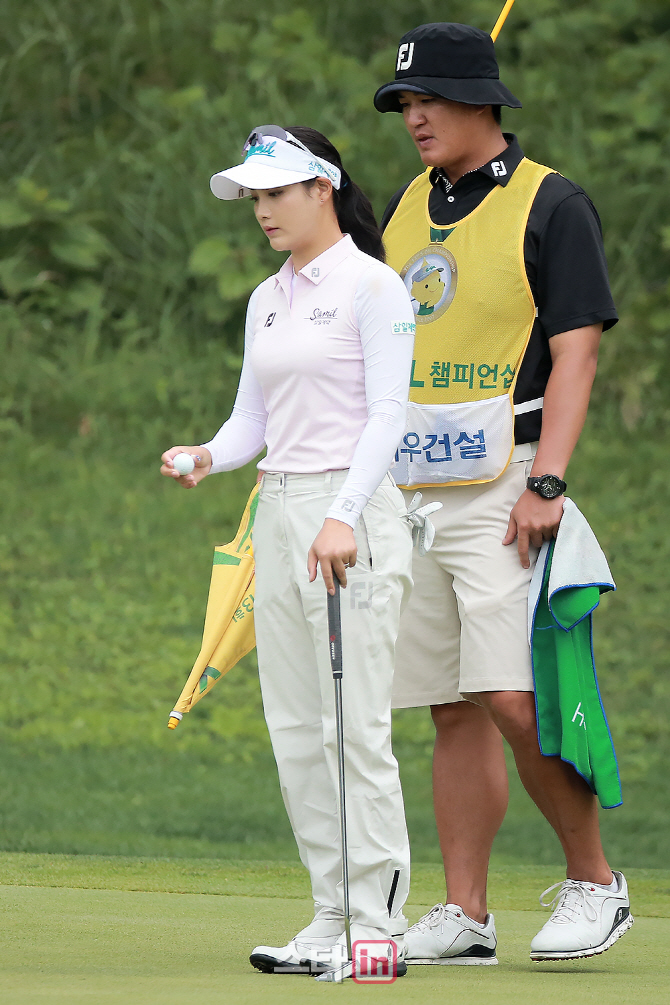 [포토] 박결 '캐디 남규하와 살피는 퍼팅 라인'