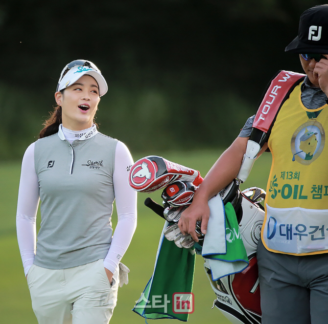 [포토] 박결 '캐디 남규하와 긴장감 없애는 대화'