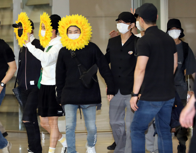 [포토] 해바라기 분장으로 귀국한 방탄소년단
