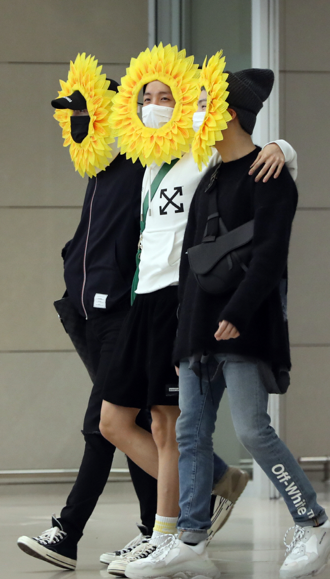 [포토] 해바라기 분장으로 귀국한 방탄소년단
