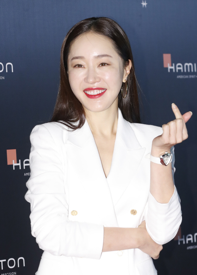 엄지원, 맨인블랙 시계차고 힐링 미소