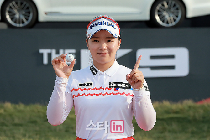 [포토] 땅콩 이다연 '메이저 우승 안겨 준 사랑스러운 볼'