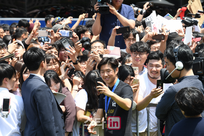 [포토]팬들과 인사 나누는 U-20 대한민국 축구대표팀 이강인