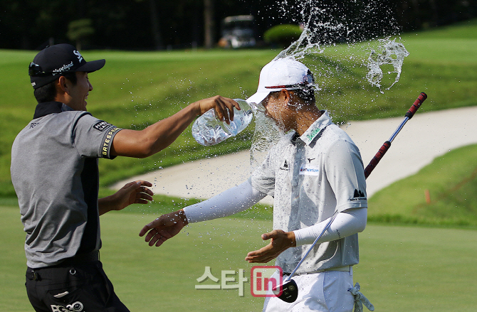 [포토]재즈 제인와타난넌드 '시원한 우승 축하 물세레'