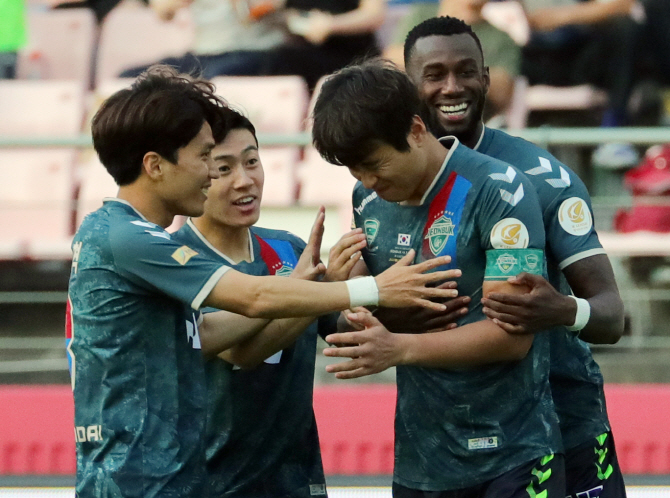 '골 넣은 이동국은 찡그리고 다 웃는 안면 선제골'