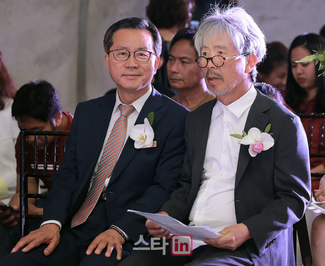 [포토] 이석호대표-가수 최백호 '긴장되는 결혼식'