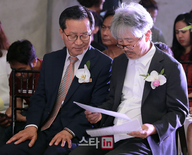 [포토] 이석호대표-가수 최백호 '주례사 검토 중'