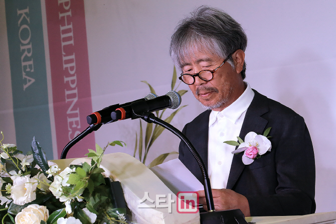 [포토] 가수 최백호 '주례사는 처음입니다'