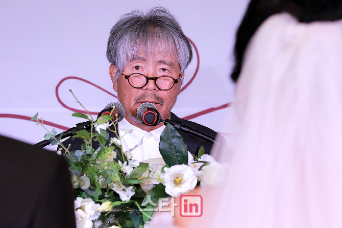 [포토] 가수 최백호 '서로 아껴주고 사랑하는 마음'