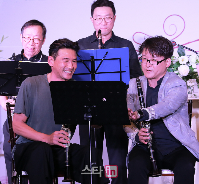 [포토] 배우 황정민 '영화 군함도에서 클라리넷 연주 커플들을 위해 열심'