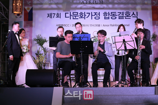 [포토] 배우 황정민 '다문화 가정 합동결혼식 클라리넷 연주'