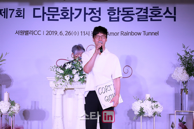 [포토] 가수 박학기 '신랑신부에게 콜트 기타 선물'