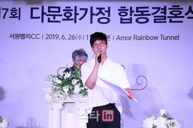 [포토] 가수 박학기 '신랑 신부에게 행운의 콜트 기타 선물'