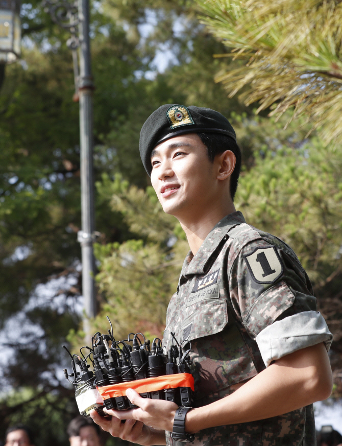 김수현, 진짜 사나이가 돼 돌아왔습니다