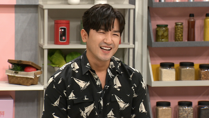 이민우, 직접 잡은 거대 생선 공개…“이덕화 잇는 프로 낚시꾼”