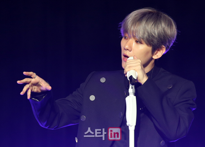 [포토]엑소 백현, "곡이 다 좋아 타이틀곡 고르기 어려웠다"