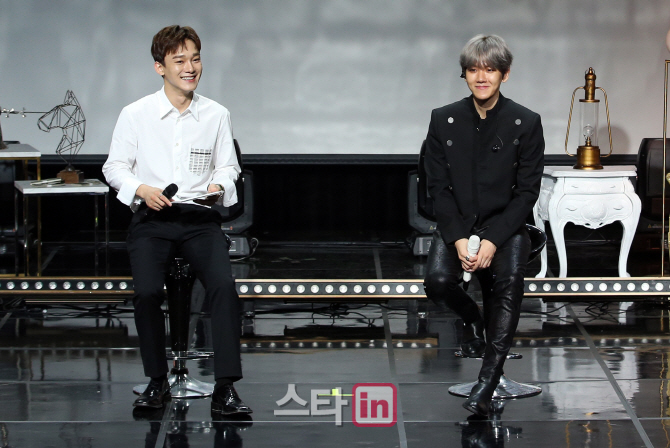 [포토]엑소 첸, '백현아 솔로 데뷔 축하해!'