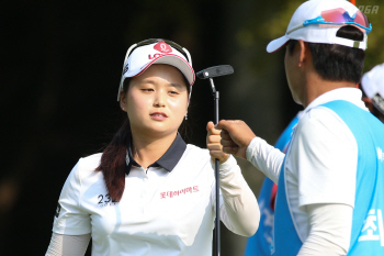 7언더파 몰아친 최혜진, 시즌 5승 보인다…선두와 3타 차