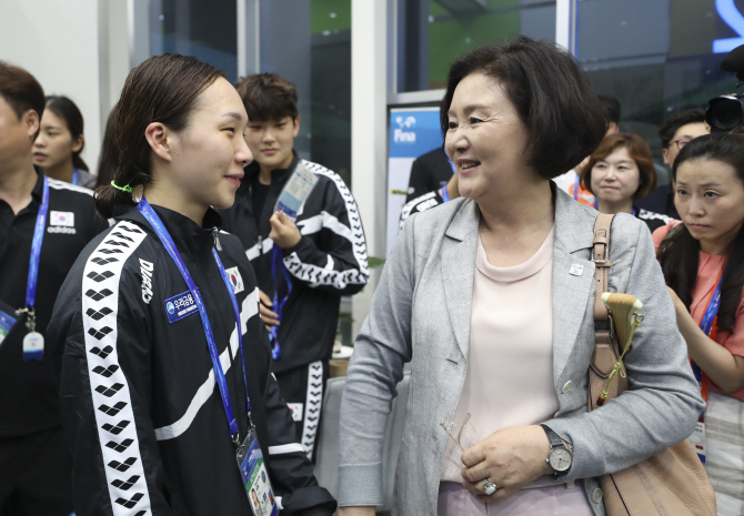 김정숙 여사, 광주세계수영 방문...국가대표 선수들 격려