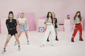 ITZY, ‘아이돌룸’서 신곡 ‘ICY’ 무대 최초 공개…포인트 안무는?