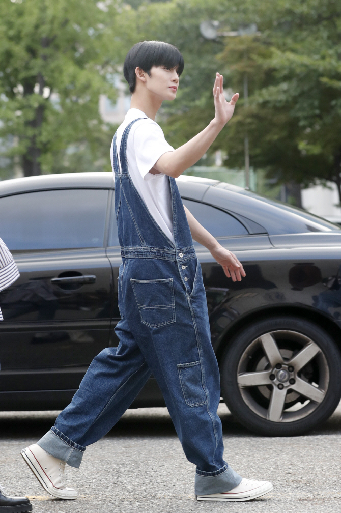 CIX, 출근길 패션은 사랑스러운 멜빵바지