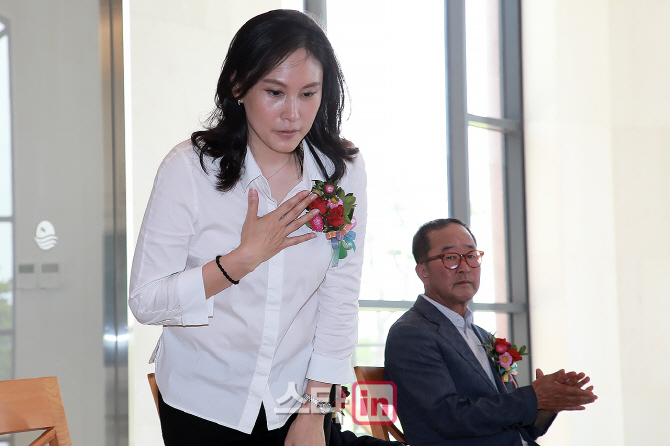 [포토] 시상식에 앞서 인사하는 김경자 KLPGA 전무
