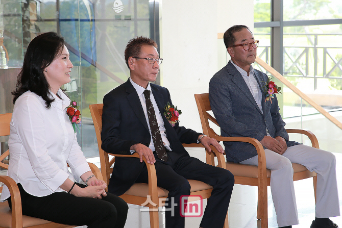 [포토] 김경자-김동욱-유남종 '점프투어 11차전 시상식 참가'