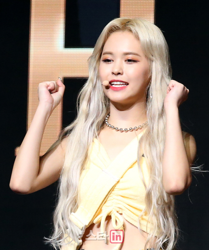 [포토]에버글로우 이유, '깜찍한 파이팅!'