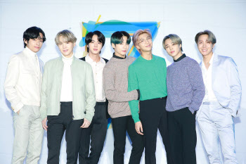 [주말POP콘]코로나에 발목잡힌 음악계…그린데이 내한 연기·BTS 콘서트 취소