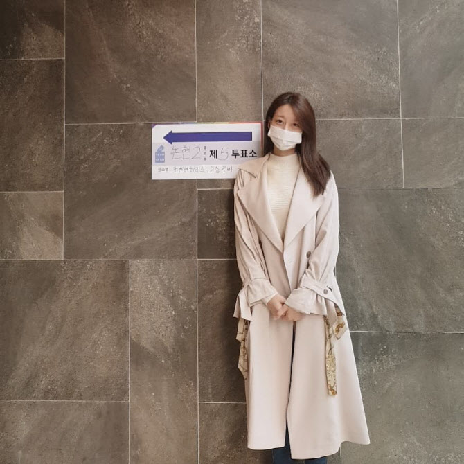 [포토] 투표 인증샷 남기는 오승아