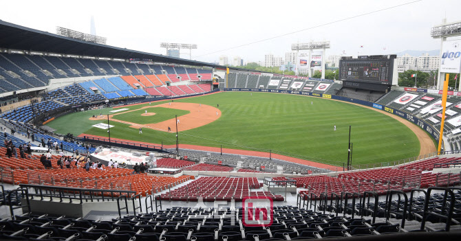 [포토]프로야구 개막, 무관중으로 조용한 잠실구장