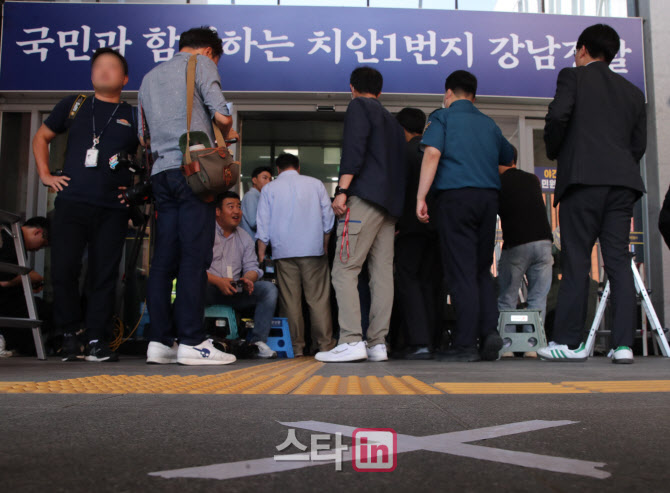 김호중 몰래 경찰 출석, 대기하는 취재진들                                                                                                                               ...