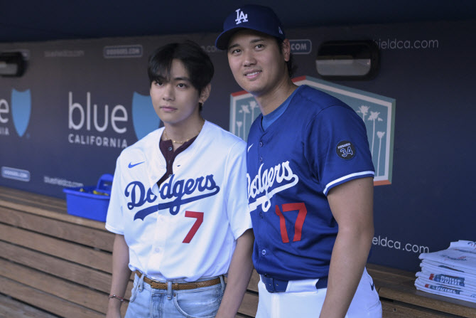 다저스 더그아웃에서 만난 뷔와 오타니                                                                                                                                 ...