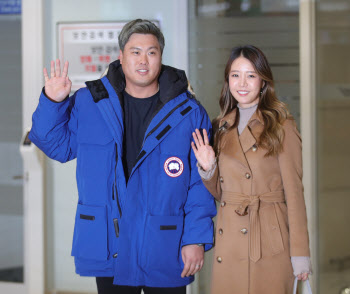 류현진-배지현 부부, 딸 출산..."아내와 딸 모두 건강해 행복"