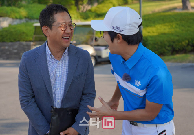 [포토]홍순성 대표,홍인규 '제 핸디는 비밀입니다'