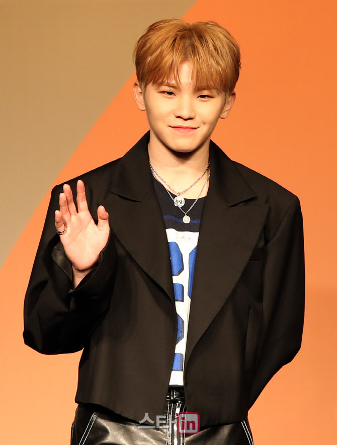 [포토]세븐틴 우지, '헹가래' 많이 사랑해주세요!