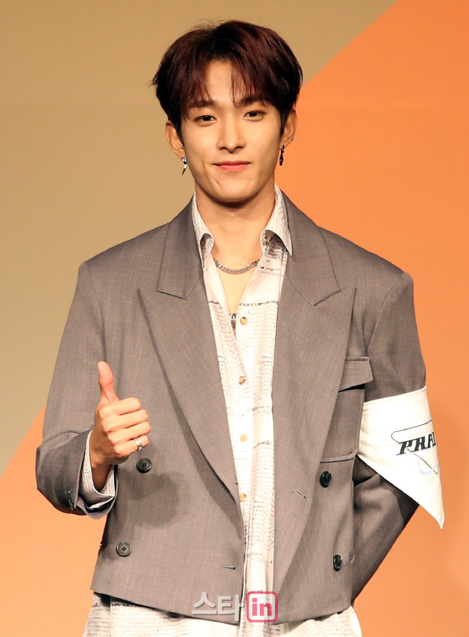 [포토]세븐틴 도겸, '헹가래' 엄지척!