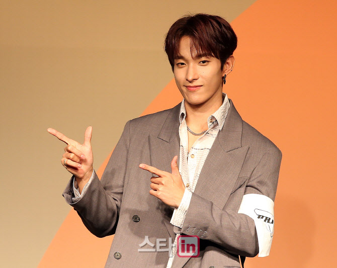 [포토]세븐틴 도겸, '헹가래' 많이 사랑해주세요!