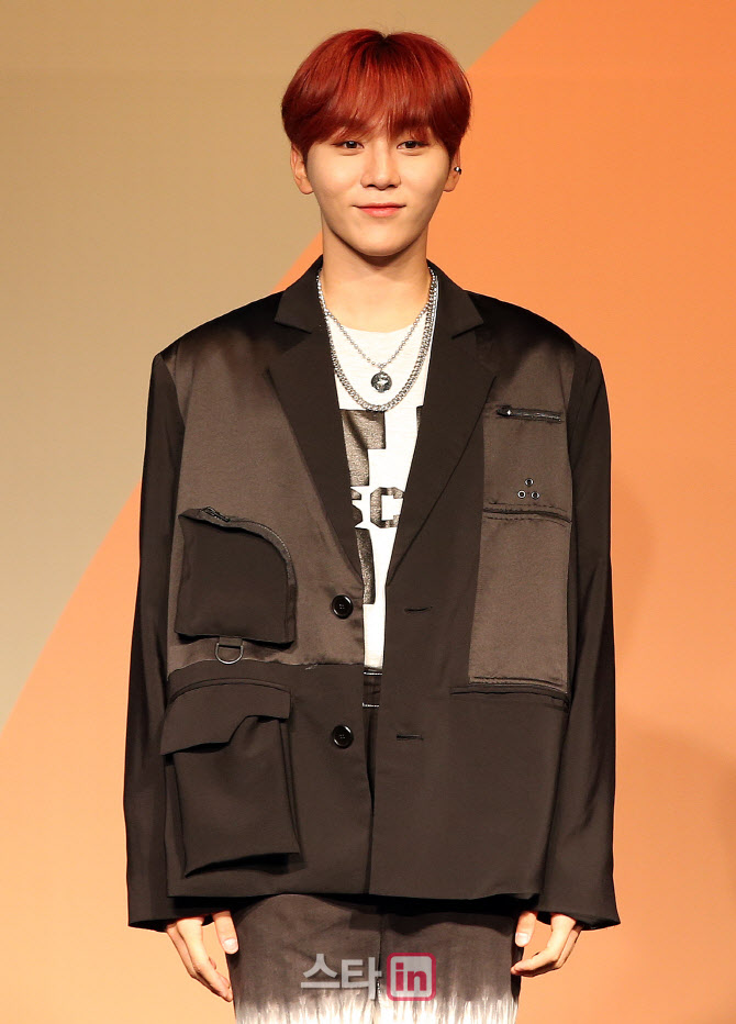 [포토]세븐틴 승관, '헹가래' 많이 사랑해주세요!