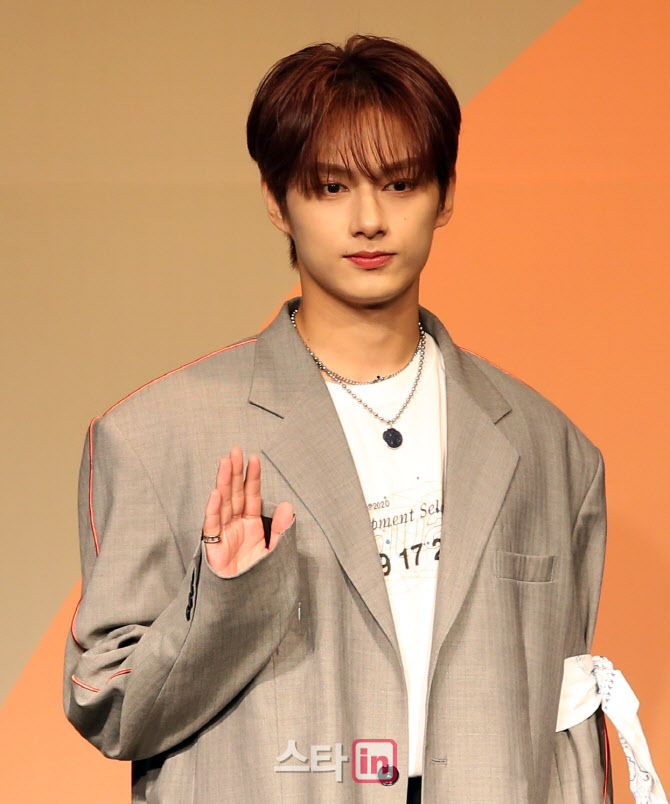 [포토]세븐틴 준, '꽃미남의 인사'