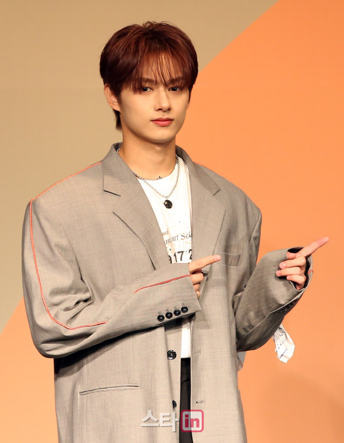 [포토]세븐틴 준, '헹가래' 많이 사랑해주세요!