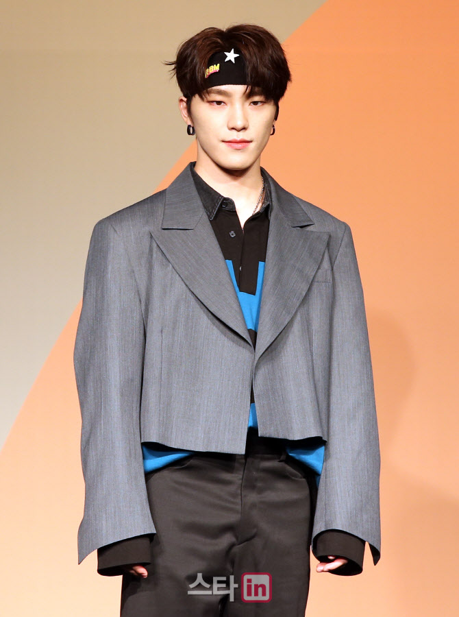 [포토]세븐틴 디노, '헹가래' 많이 사랑해주세요!