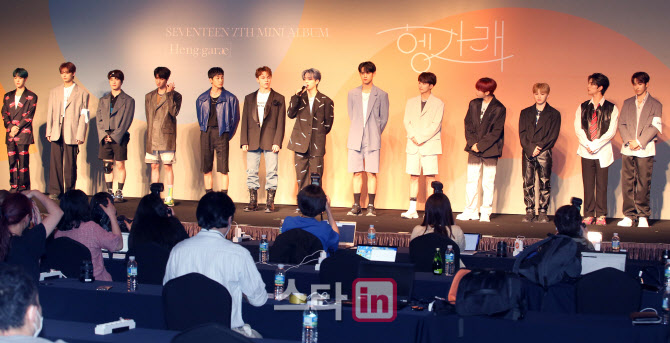 [포토]세븐틴, '헹가래' 많이 사랑해주세요!