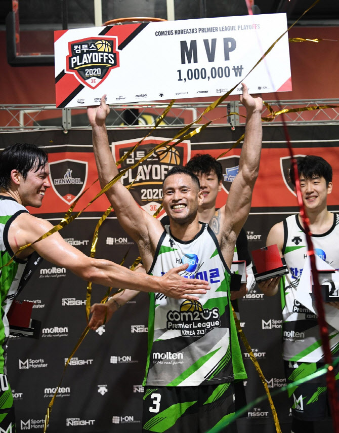 3대3 농구 MVP 등극한 전태풍 "아직 나 죽지 않았어요"