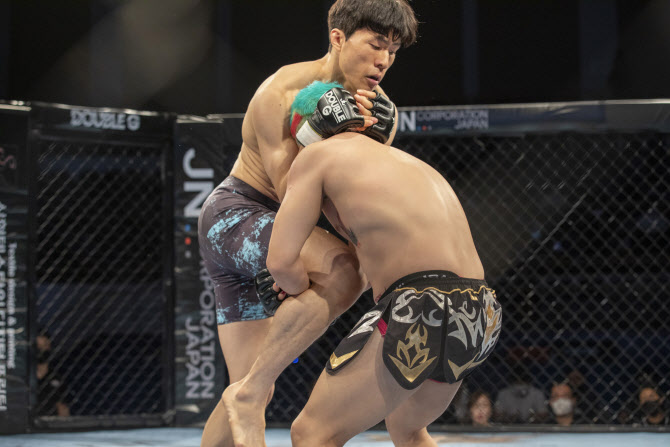 [더블지FC04]기원빈, 케빈 박에 화끈한 TKO승..."챔피언 원한다"