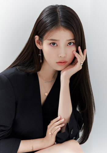 제이에스티나 X 아이유, 독보적인 비주얼에 '심쿵'
