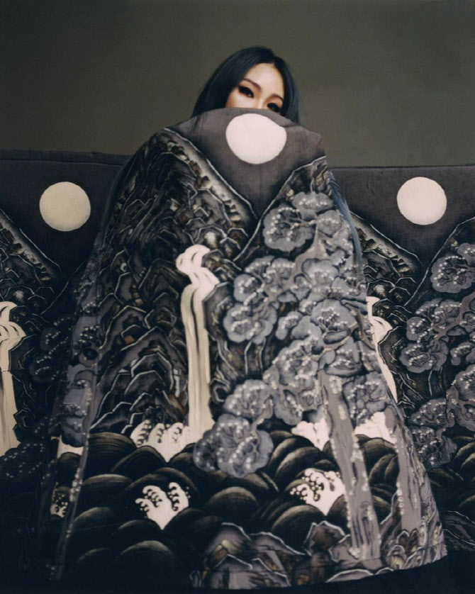 CL, 추석인사도 남다르게… 일월오봉도 의상 관심집중
