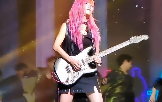 '나훈아 콘서트' 핑크 헤어 정체는?… 밴드 빈시트 송지아