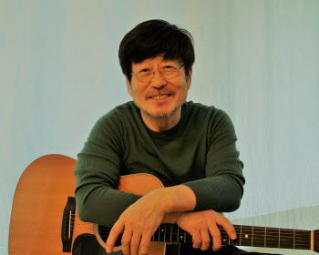 김창완, 37년 만에 솔로앨범 '문' 발매
