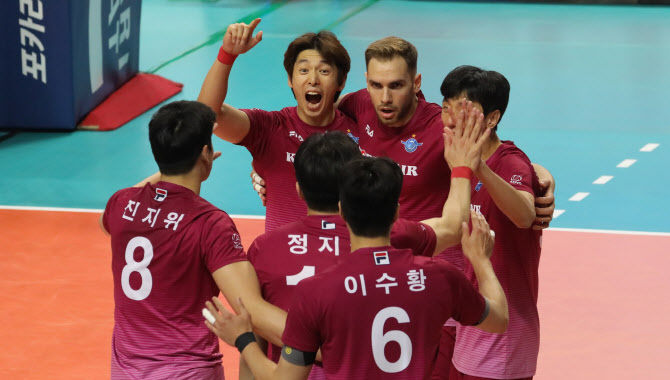 '정지석, 최다 타이 11블로킹' 대한항공, 우리카드에 개막전 신승